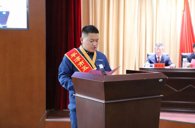 喜報！市產(chǎn)投集團員工楊李榮獲2022年平?jīng)鍪形逡粍趧营務(wù)?圖2)